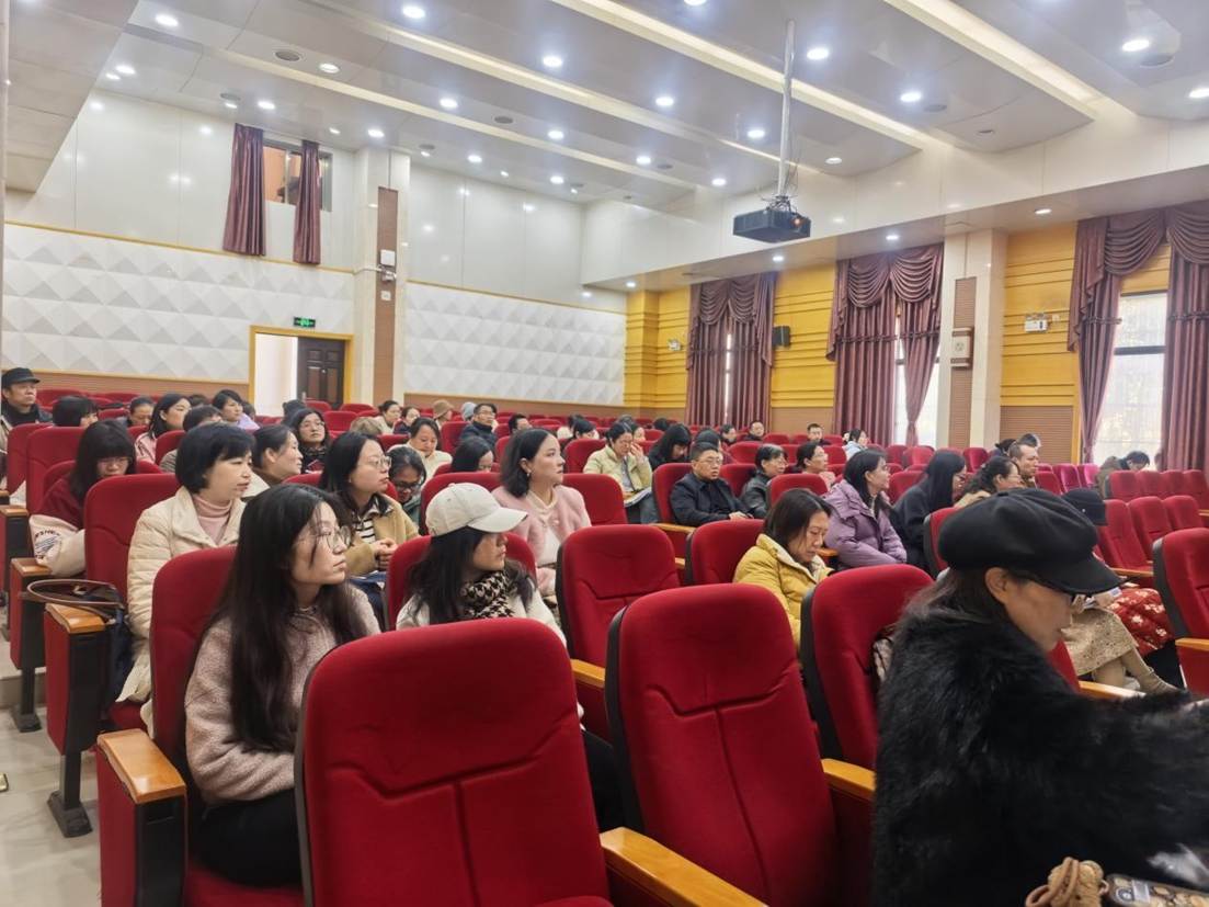 全体教职工认真聆听