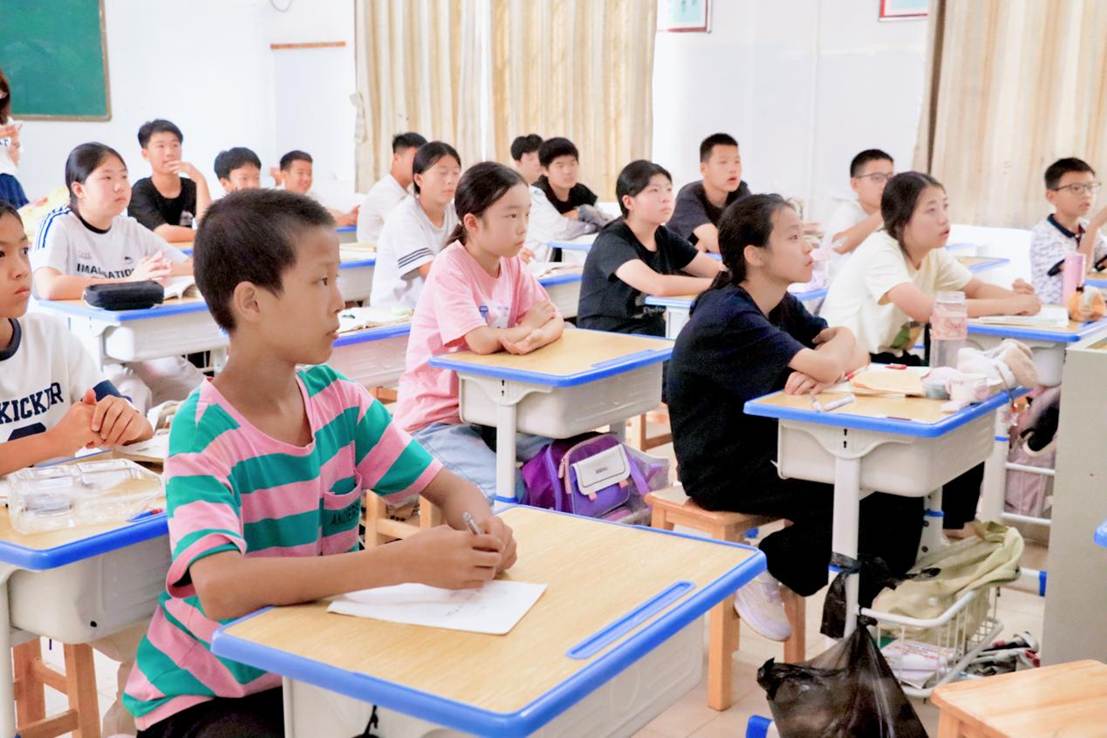 学生认真听讲