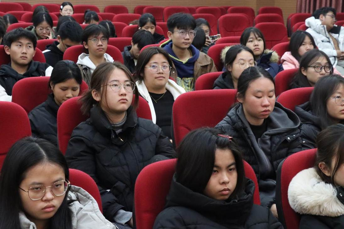 同学们认真听讲（2）