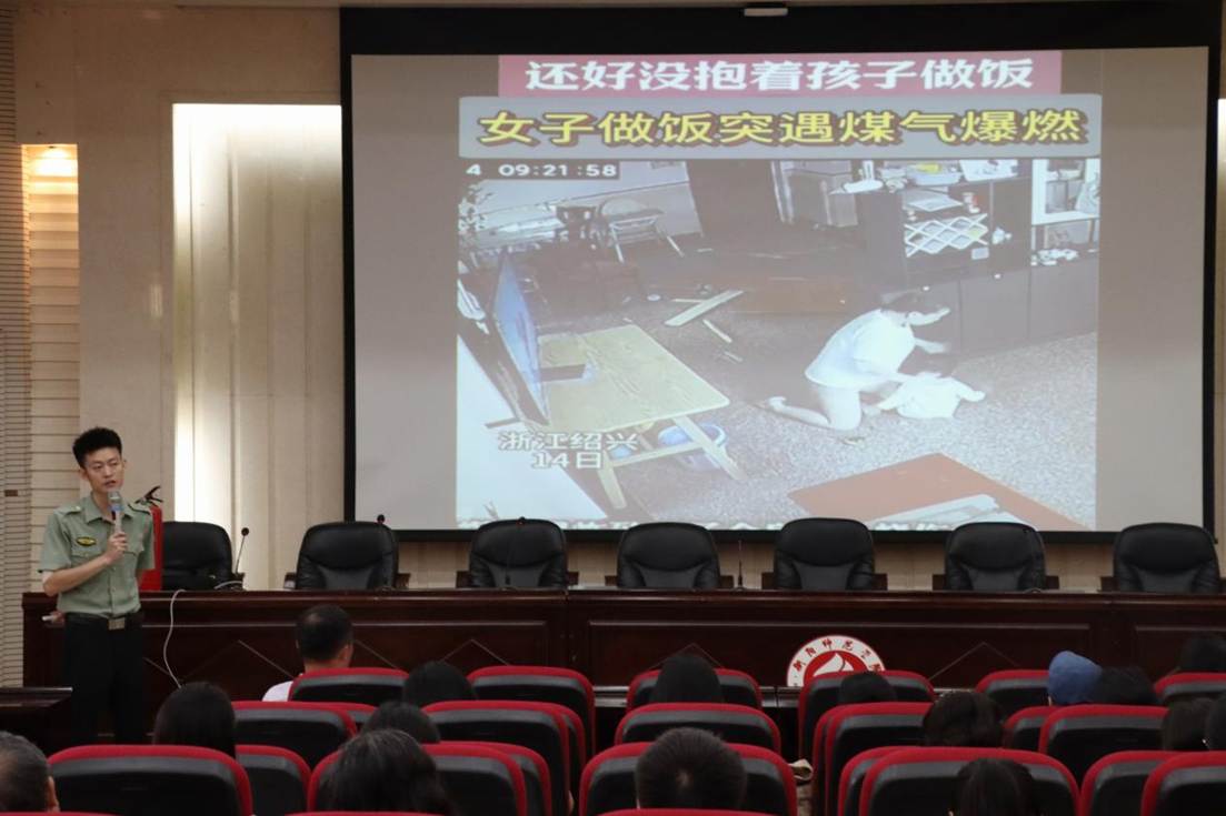 （教职工观看真实影像）