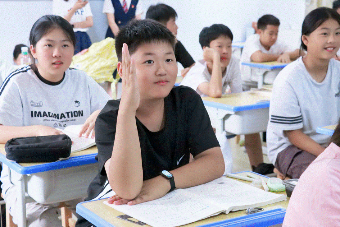 学生举手回答